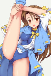 トリーシャが体の柔らかさをアピールする
